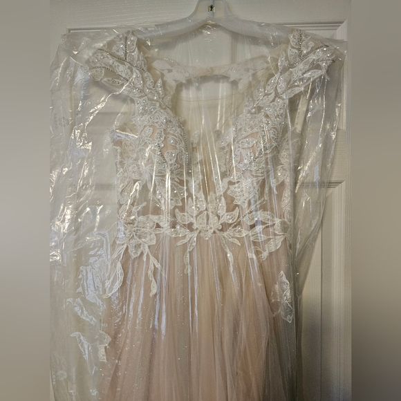 BRAND NEW NEVER ALTERED Illusion Plunge Lace Appliqued Wedding Dress